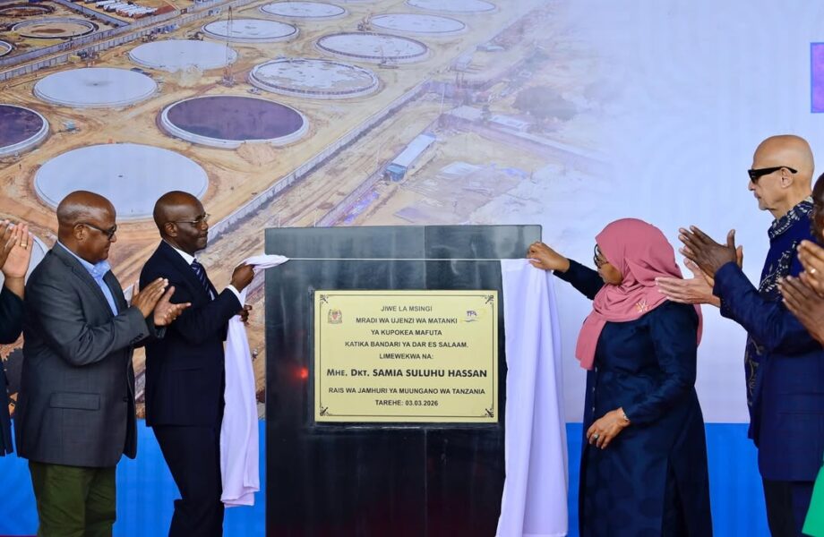 Rais Samia Suluhu Hassan ameweka jiwe la msingi la mradi wa ujenzi wa matanki ya mafuta katika Bandari ya Dar es Salaam tarehe 3 Machi 2026,